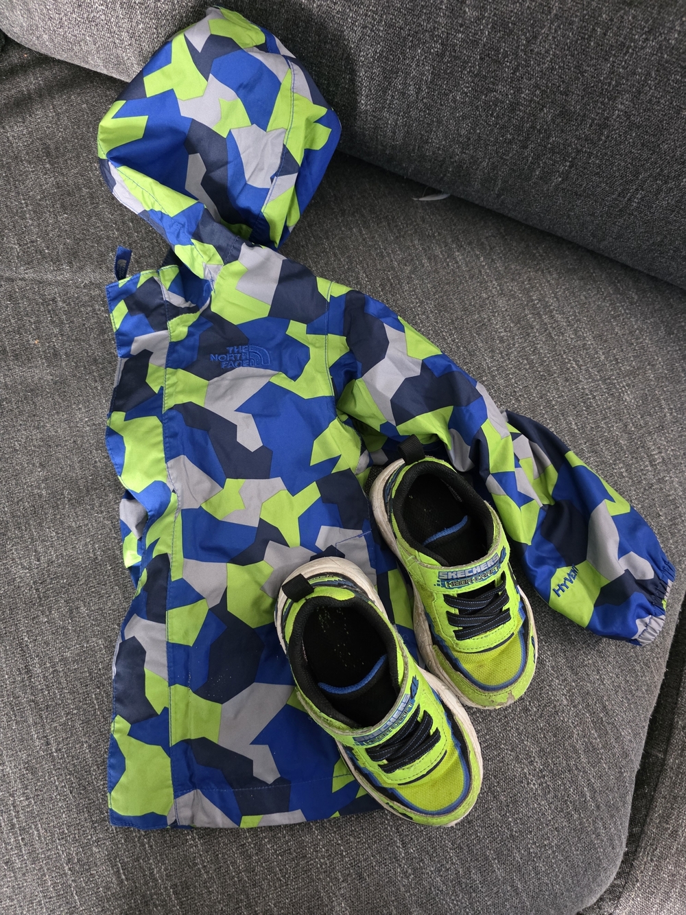 The North Facejacket with green and blue hood for children and Skecher Espadrill
